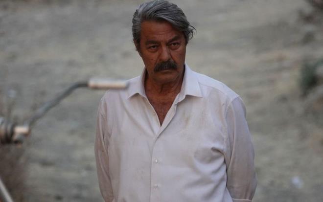 Getiimiz gnlerde rahatszlanmasnn ardndan hastaneye kaldrlan Kadir nanr'n beyin damarnda pht atmas sonucu rahatszland ortaya kmt. Denizli Pamukkale niversitesi Hastanesi'ne sevk edilen nanr, beyin kanamas sonucu ameliyat edilerek youn bakma alnmt. Doktorlarn ameliyatn ardndan salk durumunun iyi olduu ynnde yapt aklamadan sonra nanr'n sevgilisi Jlide Kural, sosyal medya hesabndan aklama yaymlad.