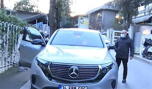 Uzun yllardr kulland aracn deitiren 37 yandaki oyuncunun, yeni ald elektrikli otomobilin fiyatnn yaklak 1 milyon 900 bin TL olduu renildi.