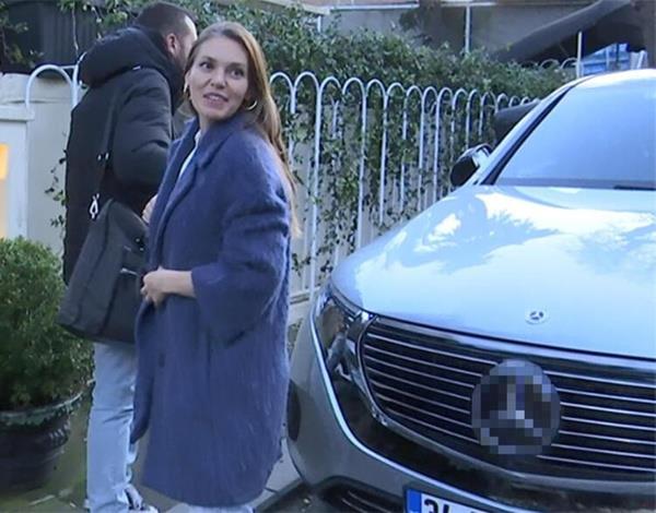 Etiler'de arkadalaryla hasret giderdiini syleyen Asl Enver, "Meksika tatiliniz nasl geti?" eklindeki sorusya, "Vallahi gzeldi, ok gzeldi" cevabn verdi.