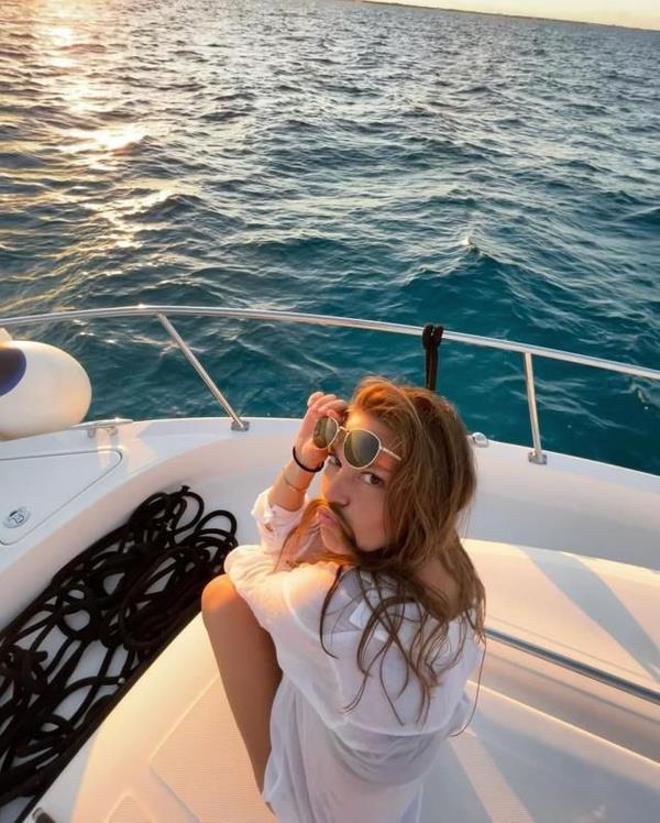 Teknede siyah bikinisiyle poz veren oyuncunun Instagram'daki paylam 444 binden fazla beeni ald.