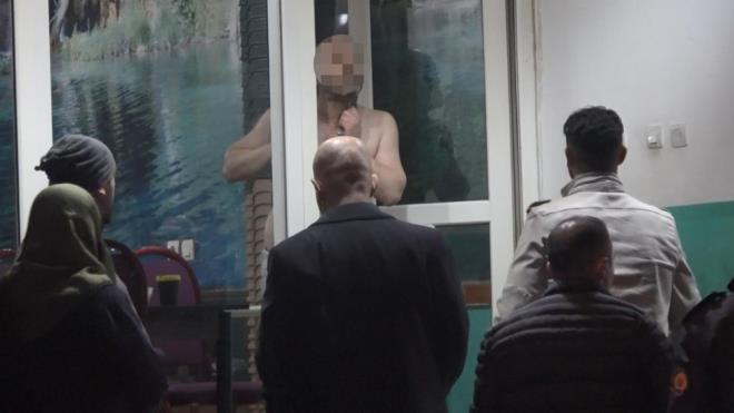 Bursa'da bir kii bakla polislere saldrp,  kaarken girdii kahvehanedeki 9 kiiyi alkoydu.