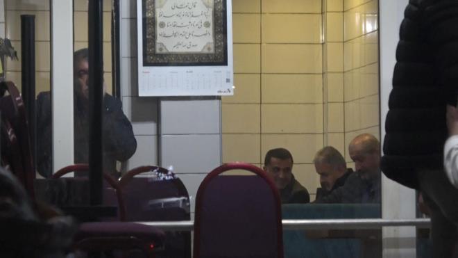 Emre C. olduu belirlenen phelinin bir sre nce hapishaneden kt, eitli sulardan arand tespit edildi. Emre C. yaklak 2 saat boyunca direndi. phelinin bir anlk dalgnlndan yararlanan polis ekipleri, ieri girip onu etkisiz hale getirdi.