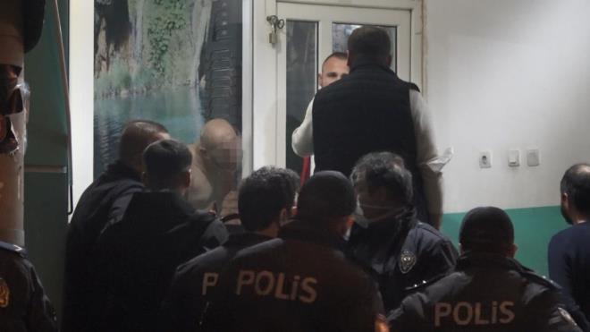 st aramasnda uyuturucu madde ele geirilen Emre C., gzaltna alnarak Emniyet Mdrl'ne gtrld.