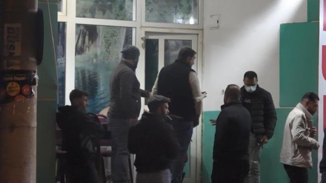 erideki 9 kiinin dar kmasna izin vermeyen pheli, ba kendi boazna dayad. Polislerin telsiz anonsu zerine adrese takviye ekipleri sevk edildi.