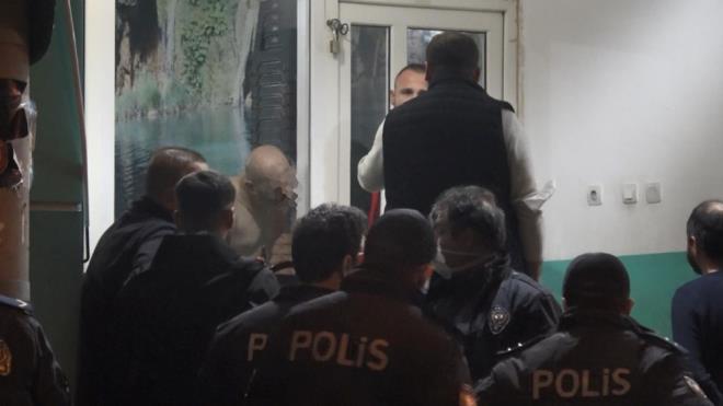 Polisi fark eden pheli kamaya alrken silahn drd. Polisle pheli arasnda bouma yaand. Bu srada cebindeki ba karp polislere saldrmaya kalkan pheli, yakndaki kahvehaneye girip kapy kapatt.