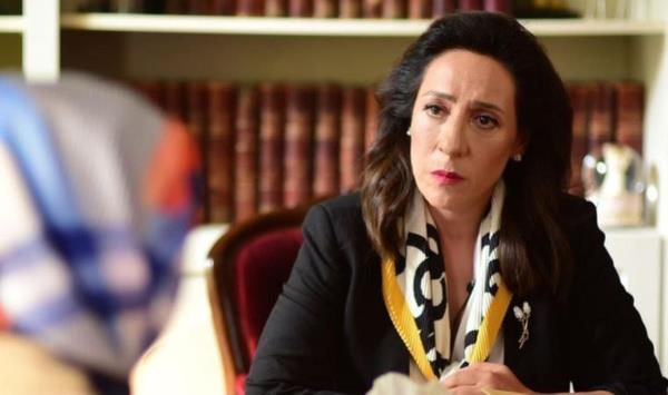 Ozan ve Esra, Mert'in kim olduunu artk bilmektedir. Mert Ozan'la konumak iin irkete girer fakat beklenmedik bir mdahale ile Ozan'a ulaamad Ak Mantk ntikam reytingde umduunu bulamad.