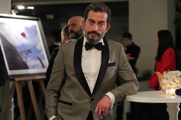 -3 sezon boyunca oker'i canlandrdnz. Hareketleri ve konuma biimiyle ok kendine has bir karakterdi. Zorlandnz oluyor muydu?  <br>  Balangc zor oluyor. nk bir karakter yaratmaya alyorsunuz. Onun ilk aratrmas, ona bir elbise brndrmek iin zor taraf. Ama bir yerden sonra ok iselletiriyorsunuz. Oyunculuk biraz kyafet gibi, iyi bir ask olmay baardnz zaman o gmlei bir ekilde uyduruyorsunuz.