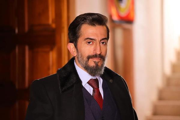 -Peki televizyon iini mi sinema filmini mi daha keyifli buluyorsunuz?  <br>  Oyunculuun her taraf deerli. Yeter ki sevil. Bu kadar sevgi arsz myz? Evet (glyor).