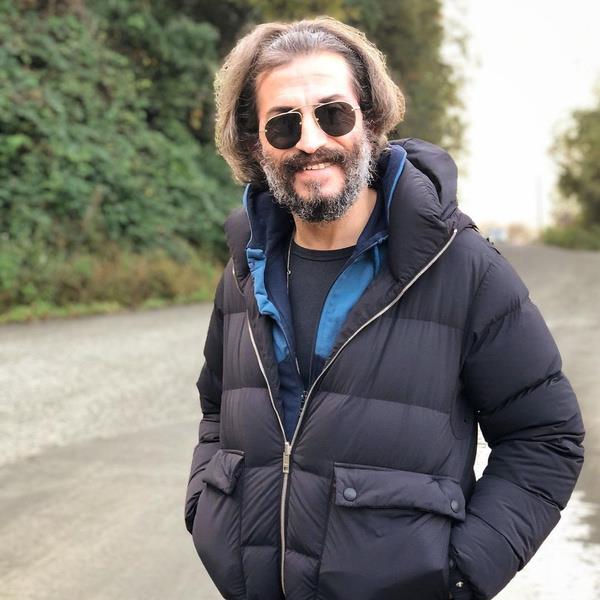 -Kariyer yolculuunuz Ruhsar ile balyor, bir dneme damga vuran Ekmek Teknesi dizisi ile devam ediyor. Hayatnzn dnm noktas tam olarak burada balyor diyebilir miyiz?  <br>  Doru. Hayatmda yapm olduum en enteresan ilerden biriydi. Ben ok fazla televizyon projesinde olmadm. Yapm olduum her i zel oldu. Biz Ekmek Teknesi'nin her blmn oturup seyrediyorduk ya.