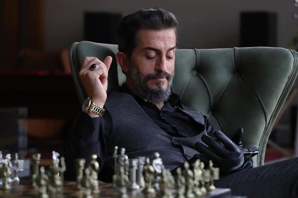 -Faklte yllarna kadar Uzakdou Savunma Sanatlar ile ilgilendiinizi okumutum. Bu spora olan ilginiz nereden geliyor?  <br>  Spora olan ilgim benim hep var. imdi pek vakit bulamyorum. Herhalde o da dnemsel bir ey. ocukluk ya da genlik dneminde insanlarn spora ynelmesi onu bir sr eyden koruyor. Bir de dv sanatlarnda kendinizi tanmaya balyorsunuz.