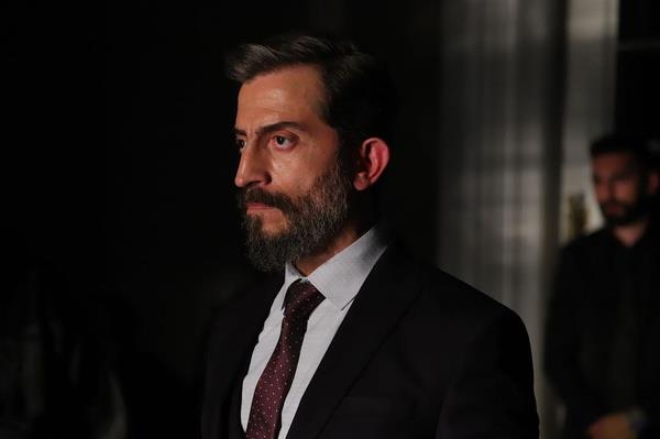 -24 yllk bir oyunculuk kariyeri... Hepsinden konuacaz fakat nasl bir ocukluk geirdiniz, bu meslei yapmaya nasl karar verdiniz bunlar renerek balamak istiyorum.  <br>  Oyunculuk "Ben de oyuncu olaym" diye karar verilen bir ey deil. Onun sizin doanzda olmas lazm. Ben ilk kamera nne ktmda 6 yanda filandm. Bir nlk reklamyla baladm.