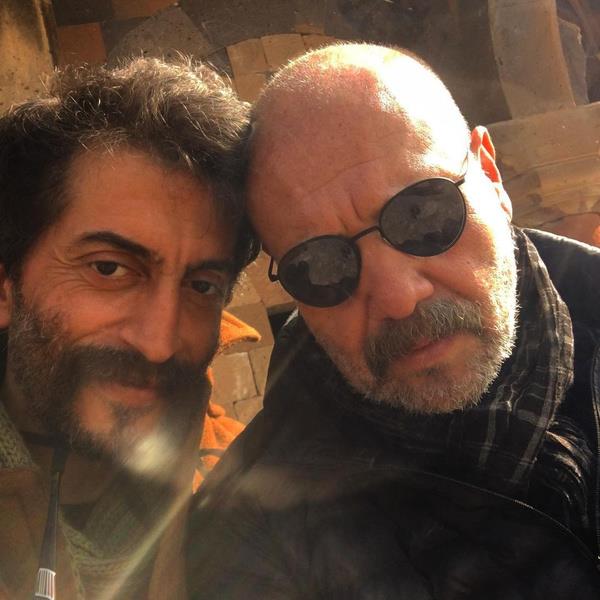 -Daha sonra arada birka proje var fakat hafzalarmza kaznan, hala adndan sz ettiren bir Bez Bebek diziniz var. Hayat verdiiniz oker ok ilgin bir karakter idi, teklif geldiinde ve ilk okuduunuzda neler hissetmitiniz?  <br>  Daha nce yaplmam bir eydi. ocua bir eyi zorla sevdiremezsiniz. ocuklarn gnlne girebilmek nemli bir ey. Ben biraz batnn noel babas gibiyim, biraz pinokyo hikayeleri gibiyim oker ile.