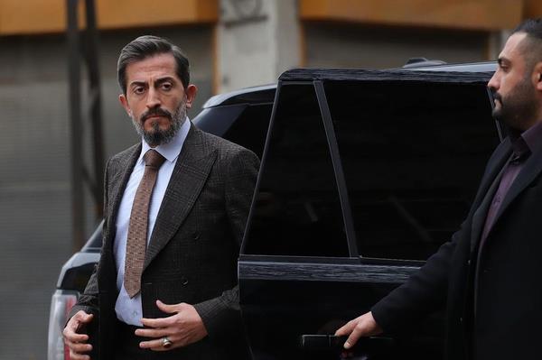 -Kt bir karaktere hayat vermenin her zaman daha zor olduunu dnmmdr. Nasl tepkiler alyordunuz evrenizden?  <br>  O biraz uar bir karakter. Kendine gre erdemleri var. Kt bir eyi gstermek, kt bir eyi sevdirmek olmamal. O karakterin de yapm olduu her ey kendi bana bir i at. Hibir zaman da kt eyden beslenmedi.