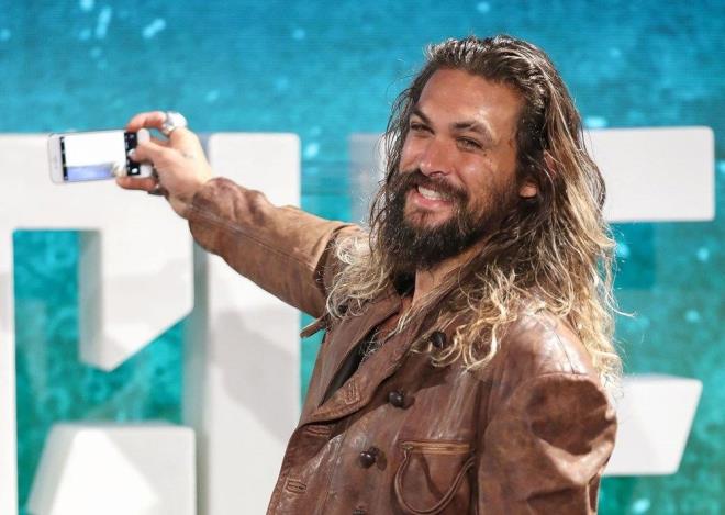 Jason Momoa  <br>  Game of Thrones dizisinin ard�ndan Aquaman filmiyle seyircinin be�enisini kazanan Amerikal� akt�r Jason Momoa, Covid-19'a yakaland�.     42 ya��ndaki oyuncu, Aquaman'in devam filmi Aquaman and the Lost Kingdom'�n �ngiltere'deki �ekimleri esnas�nda corona vir�s testi pozitif ��k�nca karantinaya girdi.     Momoa'n�n sa�l�k durumunun iyi oldu�unu belirten kaynaklara g�re, yap�mc�lar, filmin �ekimlerini durdurma karar� almazken, Momoa'n�n sahneleri d���nda �ekimleri s�rd�rmeyi planl�yor.
