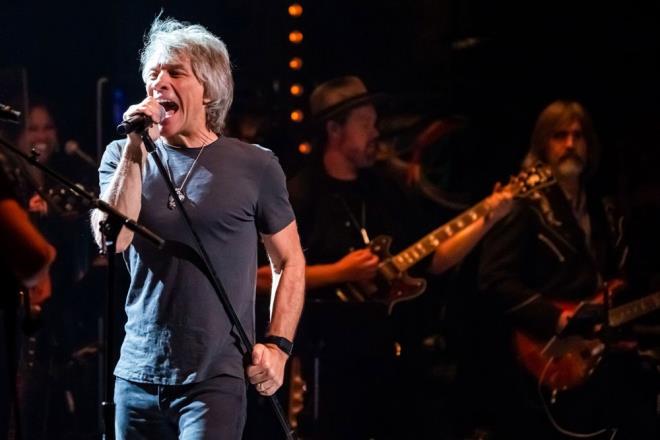 Jon Bon Jovi  <br>  ABD'li rock y�ld�z� Jon Bon Jovi (59), Miami'de verece�i konsere dakikalar kala corona vir�se yakaland���n� ��rendi. Onun yerine negatif ��kan grup �yeleri sahne ald�. �ift doz a��l� olan �ark�c�, belirti hissetmedi�ini, hastal��� hafif ge�irdi�ini s�yledi.