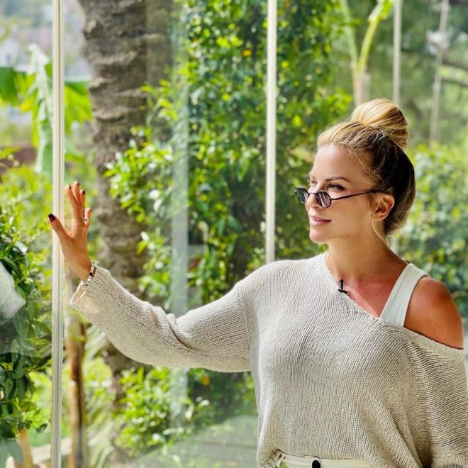 Ivana Sert  <br>  Spor tutkusu ve d�zenli hayat�yla bilinen Ivana Sert,  solunum yollar� rahats�zl��� i�in gitti�i hastanede  corona vir�se yakaland���n� ��rendi.  Geceyi hastanede ge�iren Sert, karantinaya al�nd�.