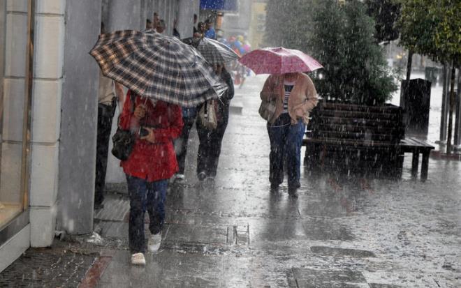 Meteoroloji 1. B�lge M�d�rl��� �stanbul B�lge Tahmin ve Erken Uyar� Merkezinden yap�lan a��klamaya g�re r�zgar�n g�ney ve g�neybat� (lodos) y�nlerinden esmesi �ng�r�l�yor.