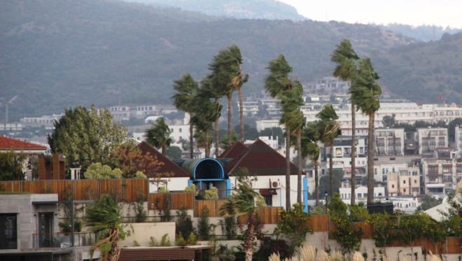 Meteoroloji Genel Mdrlnce yaplan uyarlarn ardndan lodos Trkiye'nin birok yerinde etkisini gstermeye balad.