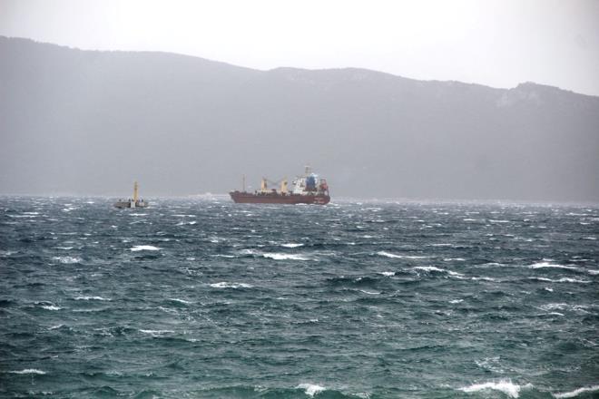 Denizde etkili olan lodos sonucu deniz seferleri iptal edilirken, balklarn ve yat sahiplerinin liman dna kmamalar iin sk sk uyarlar yapld.