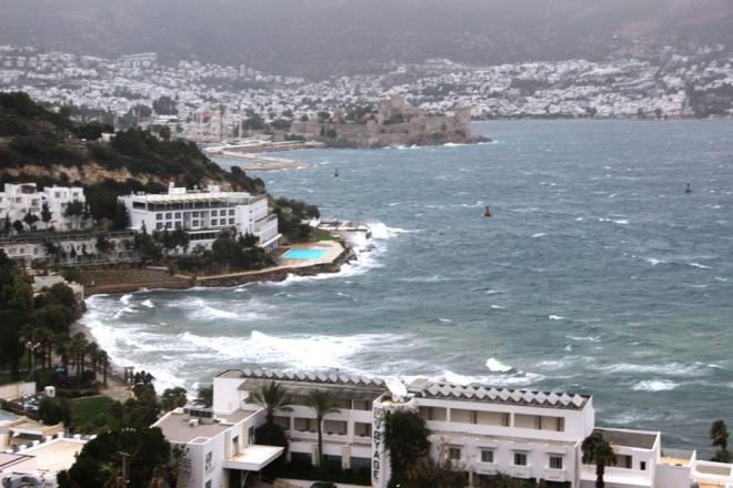 Bodrum?da da sabah saatlerinde balayan lodos, hayat olumsuz ynde etkiledi.     Sabah saatlerinden itibaren etkisini arttran frtna, plaj ve i yerlerini vurdu.    Sahilde iletmesi bulunan esnaf, dkkanlarna ydklar kum torbalaryla deniz suyunun ieri girmesini engellemeye alt.