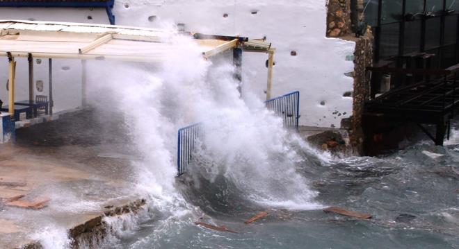 Liman kentlerinde etkili olan lodos, sabah saatlerinde balayarak dev dalgalarn kylara vurmasyla devam etti.     Meteoroloji krmz kod uyars verirken, frtna saate 80 kilometre hza kt.