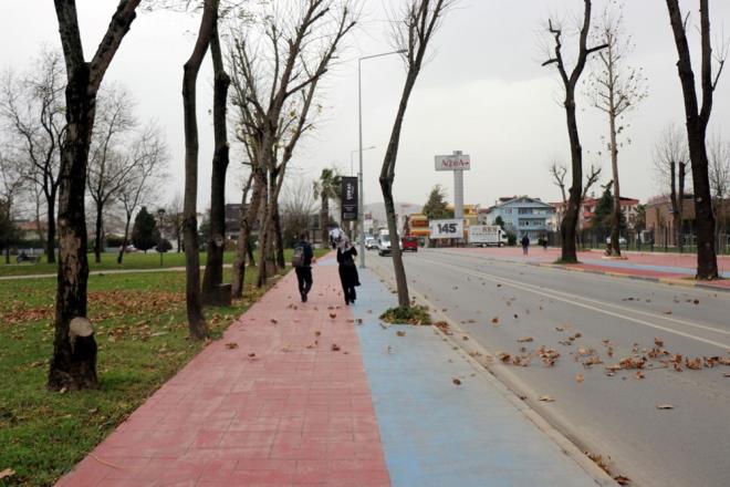 Birok kentte sabah saatlerinden itibaren artan frtnayla, vatandalar sokakta yrmekte zorluk ekti.