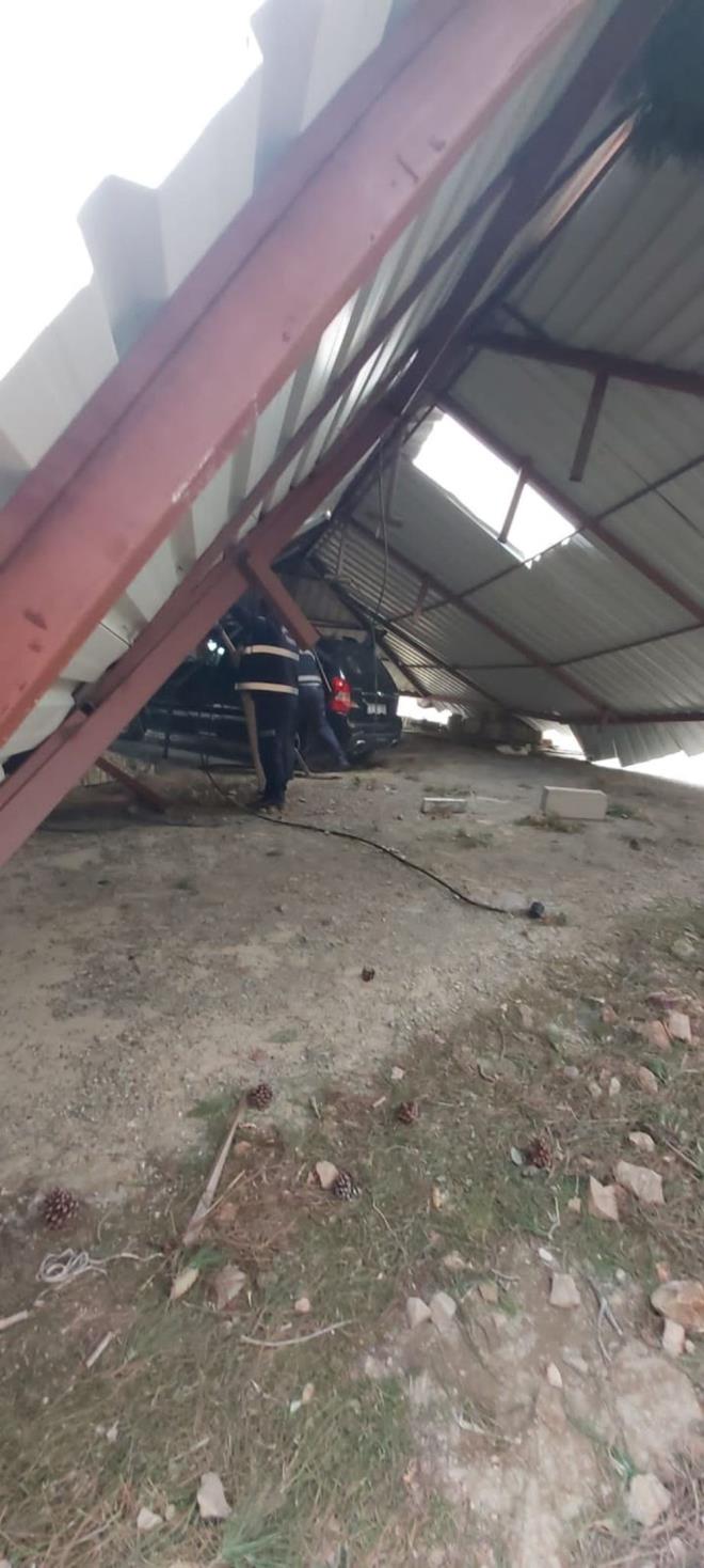 Balkesir'in Burhaniye ilesinde, lodos bir evin atsn uurdu. Uan at park halindeki bir otomobilin zerine dt.