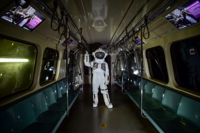 aknln dile getiren Uur Saka, "lk bata ne olduunu anlayamadm. Metroda her zaman astronot kyafetli birisini grmyoruz, ok ilgin bir grnt" ifadelerini kulland.