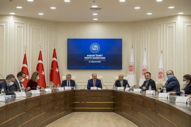 ASGAR CRET ALIMASINDA LER    ?Asgari cretli iinizin yan sra ek bir i yapyor musunuz?? sorusuna katlmclarn yzde 87?si hayr, yzde 13? evet yantn verdi.    Yeni dnem asgari cret ne olmal sorusuna katlmclar arlkl olarak yzde 37,3 oran ile 3750 ile 4000 TL arasnda beklenti ortaya kmtr. 4000 ile 4500 TL arasnda olmal diyenlerin oran yzde 13, 4500 TL zerinde olmal diyenlerin oran ise yzde 21.8 olarak aratrma sonularna yansd.    'Ailenizde sizden baka alan var m?' sorusuna katlmclarn yzde 61?i hayr, yzde 39?u evet yantn verdi.    Asgari cretin artrlmas iten karmalara yol aar m sorusuna katlmclarn yzde 40,3? evet, yzde 59,7?si hayr yantn verdi.