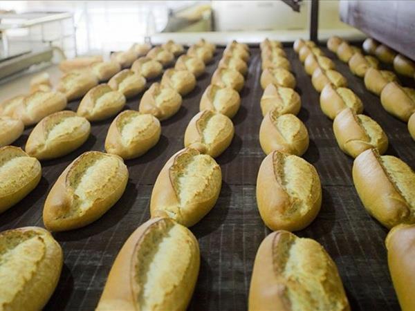 Diyarbakr'da yzde 17 zam<br>  Diyarbakr?da ekmee yzde 17 zam geldi.  200 gramlk ekmek 1.75 liraya drld. 420 gramlk ekmekte ise gramaj 400?e ekildi, fiyat 3 lira 50 kurua ykseltildi. Frnclara gre, ekmek zammnn nedeni maliyetlerin ykselmesi. 15 gn nce 170 lira olan 50 kilo unun torbas 251 liraya ykseldi.