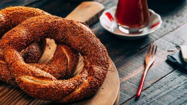 "u anda bir simidin ham fiyat 2.5 TL"<br>  Bir simidin maliyeti hakknda da bilgi veren Deliba ?Austos ayndan kilogram 12 TL?ye aldmz susam u anda 37-38 TL civarnda. u anda bir simidin ham fiyat 2.5 TL. Bunun iinde kira, elektrik, ii maliyeti, vergiler yok. Bu hafta yeni fiyat listelerini datlrken esnafmzla toplant gerekletireceiz. Esnafn talebi 'biz zam yapp, para kazanalm' eklinde deil. Bizim btn esnafmz ayakta durmaya alyor. Hepsi nasl zarar etmem bunun hesabn yapyor? ifadelerini kulland.