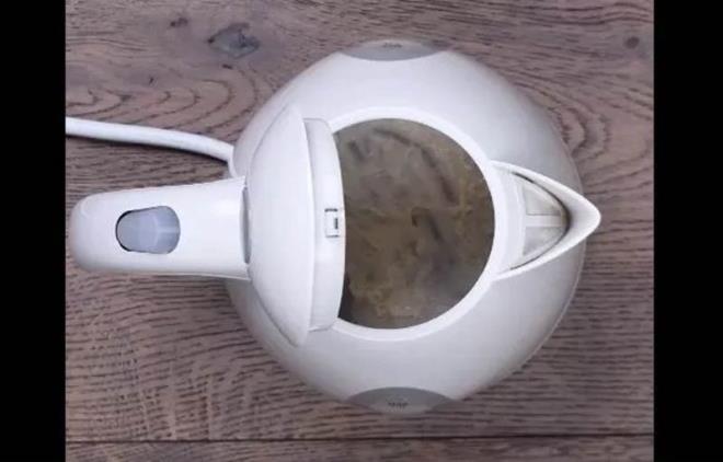 2- Kirelenen ketl ve aydanlklarnzn ierisine bir kutu kola dkp kaynatn