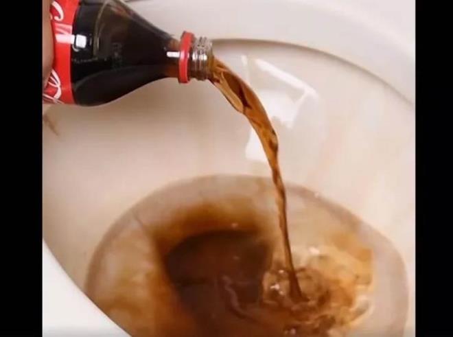 Sar lekelerden kurtulmak iin, ierisine kola dkerek bir saat bekletin.