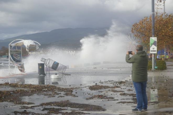 Bu uyarda ise, "Rzgarn yarn Marmara Blgesi'nde, gney ve gneybat (lodos) ynlerden kuvvetli (40-60 km/saat) ve zaman zaman ksa sreli frtna (60-75 km/saat) eklinde esmesi beklendiinden yaanabilecek olumsuzluklara kar dikkatli ve tedbirli olunmas gerekmektedir" bilgisi yer ald.