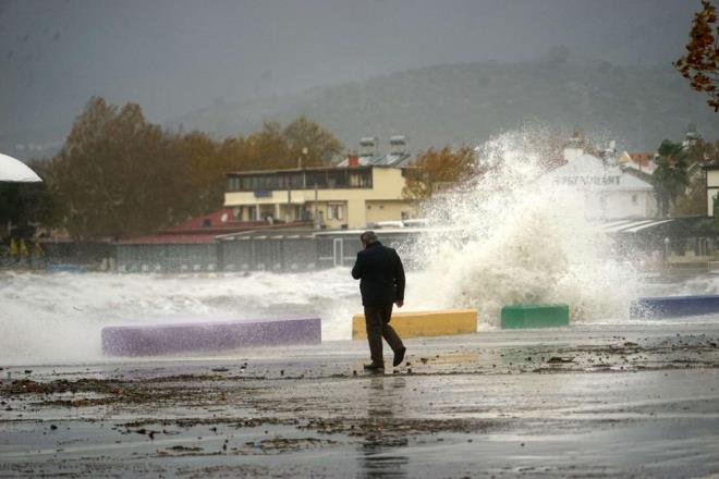 Meteoroloji, stanbul'a sar kod ile lodos uyarsnda bulundu.