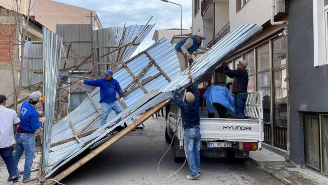 Meteoroloji Genel Mdrl'nden yarn iin yaplan uyarda, "Rzgarn gney ve gneybat ynlerinden kuvvetli (40-50 km/saat) ve zaman zaman ksa sreli frtna (60-75 km/saat) eklinde esmesi beklendiinden yaanabilecek olumsuzlara kar dikkatli ve tedbirli olunmas gerekmektedir" denildi.