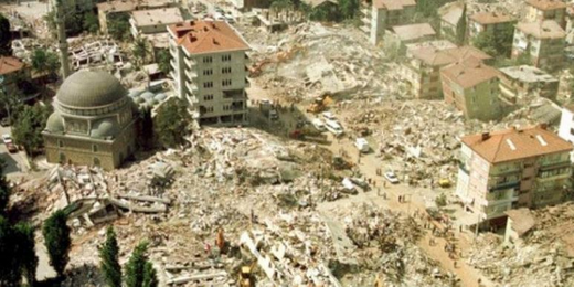 stanbul'da deprem Silivri-Adalar arasnda olabilir  <br>  Marmara 7 ve daha zeri bir depreme gebedir. Bu deprem Marmara ierisindeki Kuzey Anadolu Fay'ndan kaynaklanacaktr. Byk olaslkla da Silivri-Adalar arasnda bir noktada meydana gelecektir. Bu depremin nerelerde ne kadar etkili olabilecei konusunda da yaplm ok sayda alma var.