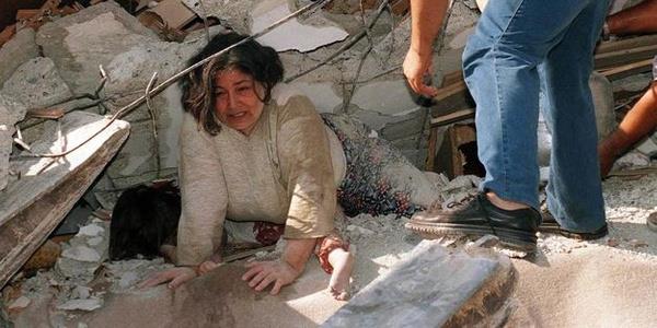 Trkiye'nin yzde 30'unda ykc deprem riski var  <br>  lkemizde deprem sarsnts tehlikesine sahip alanlarn bykl 250.000 kilometrekaredir. Bu ise tm lke yzlm ile kyaslanrsa yaklak yzde 30'a karlk gelir. zetle, tm Trkiye deprem tehdidi altndadr; ancak lkenin yzde 30'u ykcl yksek deprem tehlikesi altndadr.