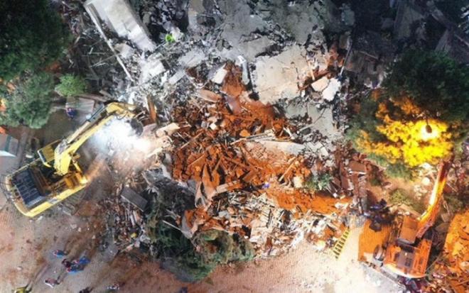 Prof. Dr. Okan Tysz, stanbul depremiyle ilgili tyleri diken diken eden aklamalar yapt. Marmara'da beklenen byk depremin olma zamannn geldiine dikkat eken Tysz, "Marmara?da beklenen deprem gerekletiinde Yalova?daki bir nokta stanbul?daki bir noktaya gre 5 metre batya doru kayacak" dedi. te Habertrk'e konuan Prof. Dr. Tysz'n yapt arpc tespitler: