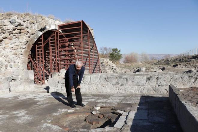 "Her ey toprak altnda, hibir ey bilmiyoruz"    <br>  Sarayda ok tahribat olduuna dikkati eken Ba, "Her ey toprak altnda, hibir ey bilmiyoruz. ncesine ait de bir ey bilmiyoruz, bize bu konuda bilgi veren bir kaynak da yok. Kazlarmz srd srece Anadolu Seluklu dneminin saray mimarisiyle ilgili ok nemli verilerle karlaacaz. 1 Aralk itibaryla kaz almalarmz alanda bitti, depo ksmnda almalar srdreceiz. Kazlarda Seluklu dnemi ini repertuvar ile ok nemli verilerle karlatk. Bu ekilde zgn kalan bir havuz sistemi yok." ifadelerini kulland.