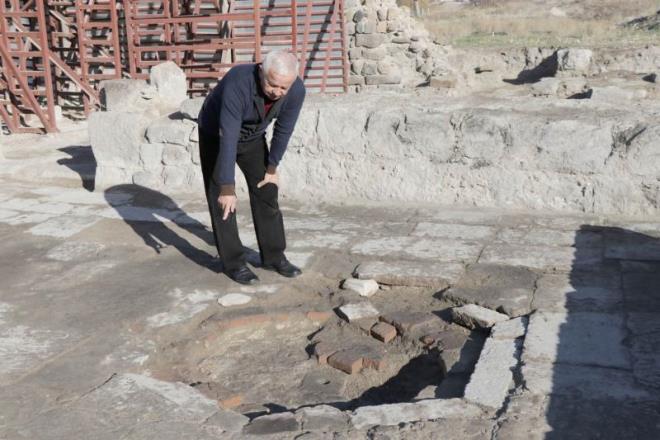 Erdemli Vadisi'nde kaz almas balatlacak      l Kltr ve Turizm Mdr kr Dursun da kentte devam eden kazlarla ilgili bilgi verdi.      ncesu ilesinin renehir Mahallesi'nde Ge Roma-Erken Bizans dnemine ait olduu dnlen mozaikli bir yap kalnts bulunduunu anmsatan Dursun, burann 2010-2012 ylnda Mze Mdrl tarafndan aa karldn, bu yl da Bakanln ve Bykehir Belediyesinin desteiyle bilinen blmlerinin dnda da kazlar yapldn ve eitli mozaikler ortaya karldn bildirdi.