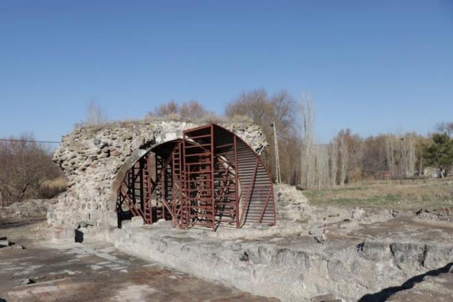 Seluk niversitesi Edebiyat Fakltesi Sanat Tarihi Blm retim yesi ve Kaz Heyeti Bakan Prof. Dr. Ali Ba ile l Kltr ve Turizm Mdr kr Dursun, kaz alannda gazetecilere aklamalarda bulundu.    <br>  Prof. Dr. Ba, sarayn ina tarihiyle ilgili baz veriler bulunsa da kesin olarak hangi tarihte yapldnn bilinmediini ancak 1220'li yllarda yapldnn kaynaklarda getiini syledi.<br>