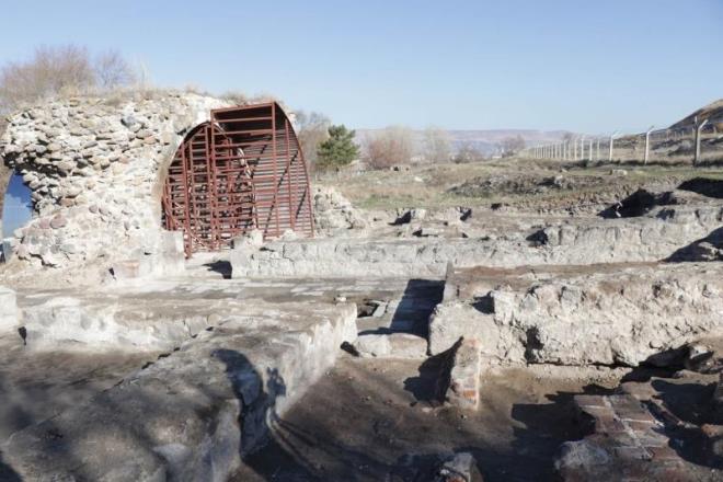 2015 ylndan itibaren alanda kazlar srdrdklerini belirten Ba, bu yla kadar 4 kemerli yap olarak bilinen alanda alma yaptklarn aktard.  <br>    Dier tonozlu yap ya da "byk kk" diye bilinen yapnn tehlike arz ettiini ve bu nedenle burada kaz almas yrtemediklerini anlatan Ba, Kayseri eker Fabrikasnn desteiyle yapnn askya alndn ve gvenliinin salandn dile getirdi.