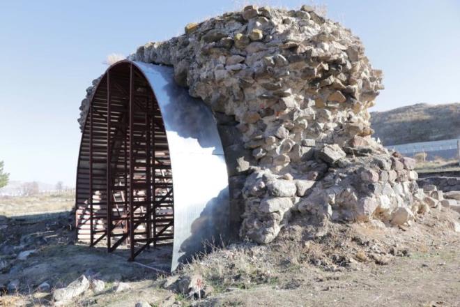 Ba, bu yl hem drt kemerli hem de tonozlu yap evresinde kaz yaptklarna iaret ederek yle konutu:  <br>    "Tonozlu dediimiz yap evresindeki kazlarda mimari anlamda ok nemli verilerle karlatk. almalarmz esnasnda bir avlu ve avluyla ilikili eyvan olduunu dndmz alan ortaya kt. Sanki sultann kabul salonu gibi bir alan buras. Avlu ksmnda okgen planl bir havuzumuz ortaya kt. lk dneme mi aittir yoksa sonraki dneme mi tartmalarmz burada srdreceiz. 50 santimetre yksekliinde de bir eyvan eklinde dzenlenmi ya taht salonu ya da kabul salonu olabilecek bir alan kt. Onun yannda da ok gzel mimari ve mekan anlamnda veriler, odalar ortaya kt."