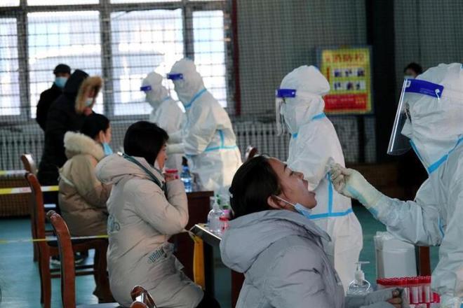 DS szcs, erken verilerin Omicron'un insanlar enfekte etmede Delta'dan daha yetenekli olduunu gsterdiini syledi.Ancak mevcut alarn hastaneye yatlar ve lmleri nlemede daha az etkili olacana dair bir iaret bulunmuyor.Omicron vakalarnn ounun 'hafif' olduunu bilgisinin de yer ald aklamay destekleyen sonular srail'den geldi.