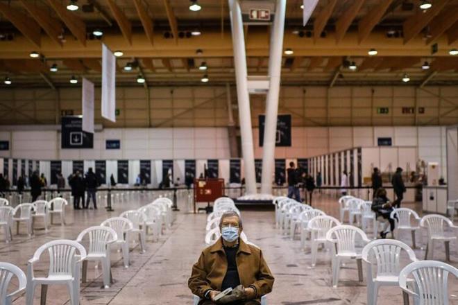 Pfizer CEO'su CNBC'ye verdii demete 'Cuma gn, yeni bir ann retiminin, gelitirme srecinin ilk ksm olan ilk DNA ablonumuzu yaptk ve 100 gnden daha ksa bir srede aya kavuabileceimizi net olarak ortaya koyduk' ifadelerine yer verdi.Bourla, mevcut alarn varyanta kar etkili olacana inand iin yeni bir aya ihtiya duyulmayabileceini syledi. CEO sz konusu almann olas bir kt senaryona hazrlkl olmak iin yapldnn altn izdi. irket bu aratrma kapsamnda delta ve beta alarn da Omicron'a kar denemeyi planlyor.