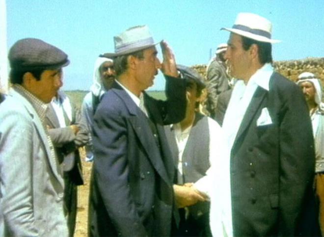 "KEMAL SUNAL'IN ARKASINDAN OK ALADIM"<BR>  Yeilam'daki dostluklarndan da bahseden usta oyuncu, daha nce sarf ettii ''Keke Kemal Sunal lmeseydi de ben lseydim. O benim cenazeme gelseydi'' szleri hakknda da konutu.lyas Salman, ''Kemal benim hemomdu. O Ptrgeli'ydi, ben Erguvan'lydm. Can dostumdu. Yaknd. Can dostlarma ener en, Adile Nait ve Ayen Gruda da dahildi. Ben Kemal'in arkasndan ok aladm" ifadelerini kulland.