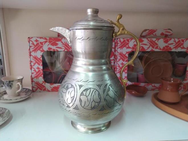 250 LRAYA SATILIYOR<BR>  Sattklar kalayl bakr kaplar Kahramanmara?tan getirttiklerini anlatan Dorak, sap ksm pirin, zeri kabartma sslemeli olan son derece k bakr srahilerin fiyatnn 250 lira olduunu syledi. Dorak, "Bakr srahi alp kullanlmasn her zaman tavsiye ediyorum. Ben kendi evimde de bakr srahi kullanyorum. Bakr srahiden su iiyorum?? diye konutu.