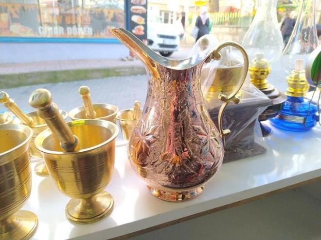 Bakr sahanda yaplan yemeklerin daha salkl olduunu belirten Rakibe Dorak, "Yalnz dikkat edilmesi gereken husus; bakr tavada yemek piirirken, metal kak deil de tahta kak kullann. Metal kak kullandnz zaman tavann kalayn soyarsnz.