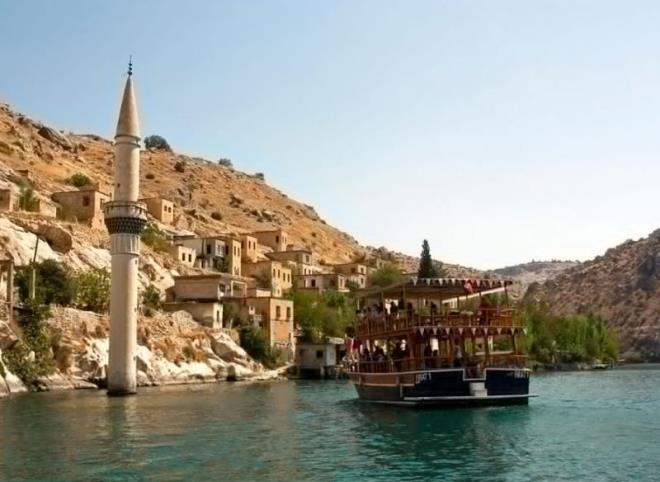 Halfeti- anlurfa  <BR>  Birok tarihi deerlere sahip olan ile, 2013 ylnda sakin ahir oldu. Her yl bnyesinde arlad ziyaretilere, birok etkinlik alan oluturmay baarmtr.